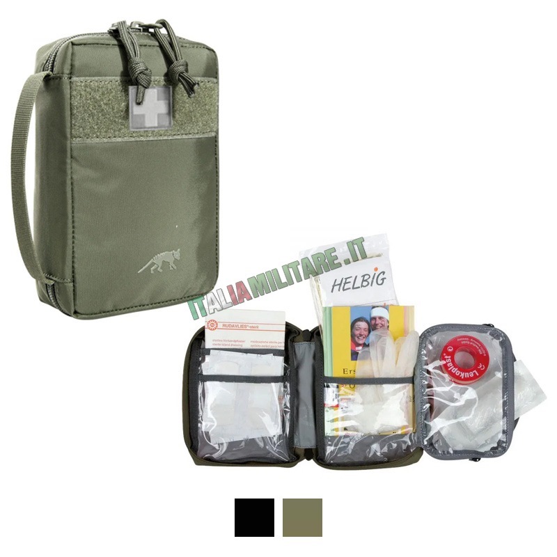Kit di pronto soccorso militare con articoli isolati su bianco